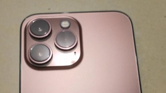 <b>Un iPhone 13 Pro pe nuanţa Rose Gold îşi face apariţia online în fotografii cu spatele său</b>În ultima vreme am văzut mai degrabă scăpări legate de iPad Mini 6 şi matriţa sa metalică, dar iată că şi iPhone 13 Pro revine în forţă în leak-uri. Zvonacul Majin Bu a postat fotografii a ceea ce ar putea fi un iPhone 13 Pro pe nuanţa Rose Gold