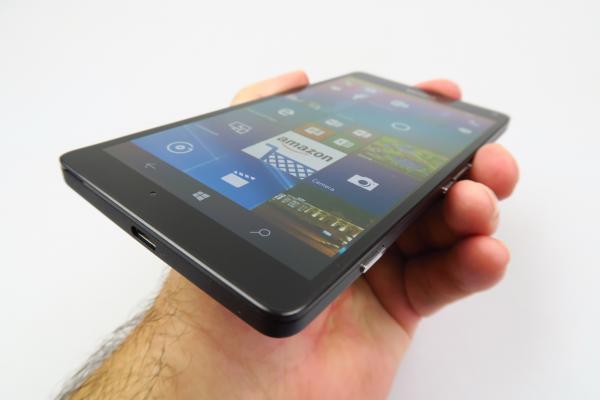 Microsoft Lumia 950 XL: Design pe bază de plastic fragil, inadecvat pentru un flagship