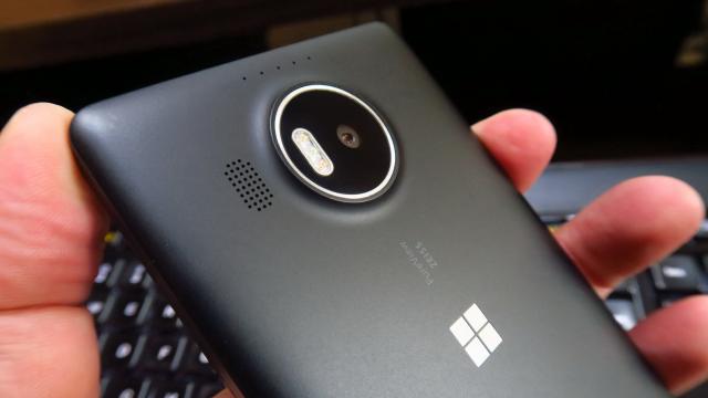 <b>Microsoft Lumia 950 XL Review</b>Mobilissimo.ro realizează recenzia telefonului Microsoft Lumia 950 XL, flagship Windows 10 Mobile lansat la final de an 2015. Terminalul costă puţin peste 2.100 lei local şi a fost actualizat de noi la versiunea Windows 10 Mobile Anniversary Edition.