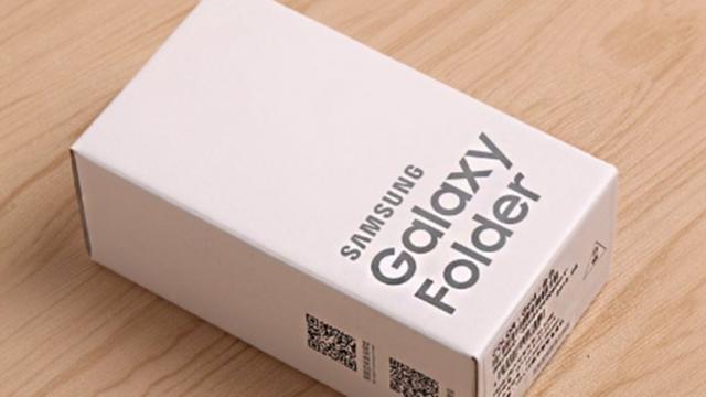 <b>Samsung Galaxy Folder 2 reapare în imagini, de această dată cu ambalajul său şi fotografii live</b>În ultimele câteva zile materialele ce ni-l prezintă pe Samsung Galaxy Folder 2 s-au înmulțit ca număr, materiale ce desigur poposesc și astăzi în mediul online. Vedem câteva fotografii cu ambalajul telefonului, dar și fotografii live cu acest terminal ce