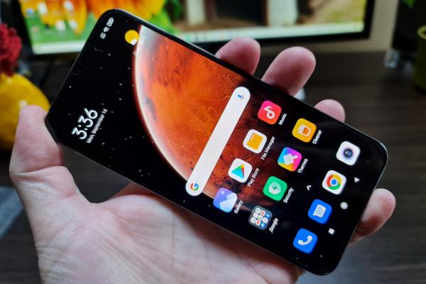 Xiaomi Mi 10 Lite 5G: Display foarte luminos, AMOLED de 6.57 inch