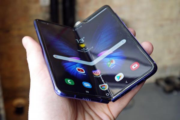 Samsung distribuie actualizarea la Android 11 pe primul său telefon pliabil: Galaxy Fold