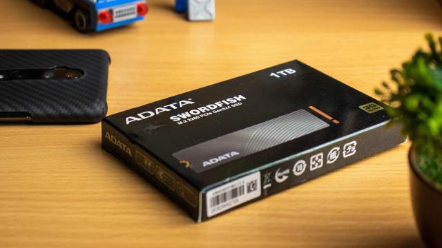 <b>ADATA Swordfish 1TB Review: SSD pe M2 rapid pentru workstation-uri, la un preț corect</b>ADATA Swordfish a ajuns la mine înaintea Crăciunului. Momentul perfect din an în care am avut timp să îl folosesc pentru editat video, jocuri și multealtele. Desigur, acest SSD nu este destinat jocurilor
