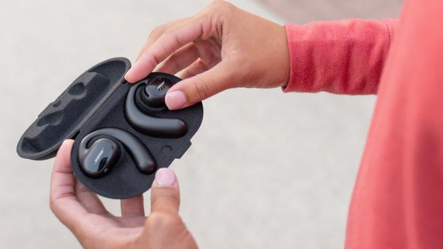 <b>BOSE anunță căștile wireless Sport Open Earbuds; Adoptă un design deschis unic și oferă 8 ore autonomie</b>Continuă lansările din zona de purtabile și astăzi facem cunoștiință cu noile căști wireless BOSE Sport Open Earbuds, model care după cum și numele său sugerează - este destinat sportivilor. Se remarcă prin design-ul 