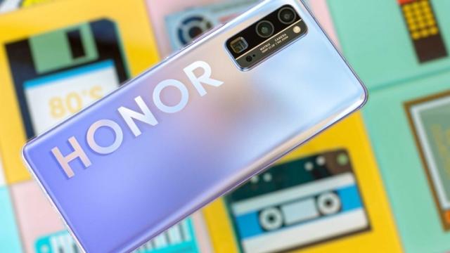 <b>Honor dezvoltă în prezent un nou telefon 5G cu procesor Snapdragon la bord</b>În luna noiembrie a anului trecut, Huawei a luat decizia de a vinde brandul de telefoane Honor către o companie din Shenzhen. Această acțiune a avut loc într-o încercare a companiei chineze de a-și salva subdivizia de telefoane Honor și a evita