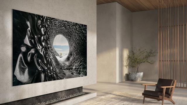 <b>Samsung lansează televizoarele Neo QLED 2021, dar şi modele TV MicroLED şi Lifestyle; Mizează pe accesibilitate şi sustenabilitate</b>Samsung a ţinut un eveniment important astăzi, pe 6 ianuarie, unul axat pe televizoare, panouri revoluţionare TV şi nu numai, dar şi tehnologiile viitorului. Acesta este primul eveniment virtual First Look şi al optulea sub această denumire, un soi de