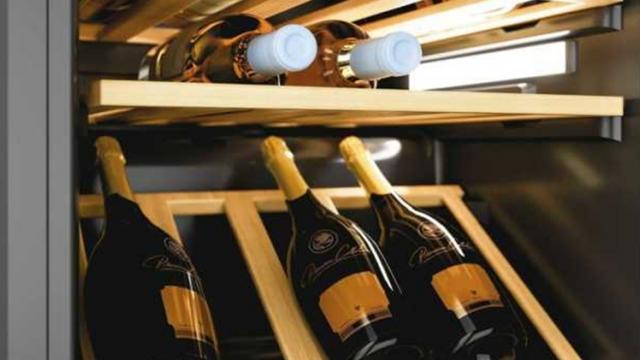 <b>REDUCERI REALE Flanco: azi avem robot de bucătărie și vitrină frigorifică pentru vinuri</b>Flanco are astăzi pentru noi o serie de REDUCERI REALE în secțiunea dedicată de pe site, la loc de cinste fiind afișat un robot de bucătărie tare util în prepararea delicateselor culinare, dar și o vitrină frigorifică pentru 