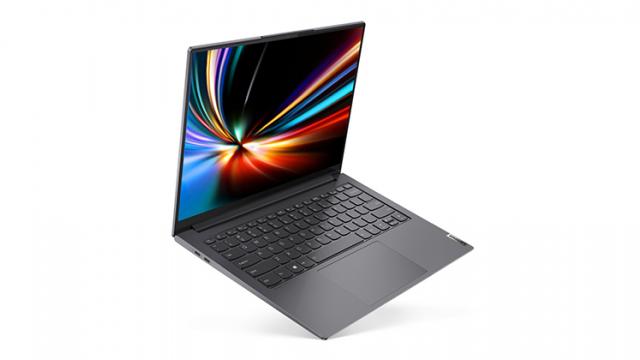 <b>CES 2021: Lenovo a prezentat o nouă versiune a laptopului Yoga Slim 7i Pro cu ecran OLED și CPU Intel Tiger Lake</b>Lenovo a anunțat în cadrul târgului tehnologic CES 2021 o nouă variantă a notebook-ului Yoga Slim 7i Pro. Varianta cu ecran IPS LCD a fost prezentată în vara anului trecut. Lenovo susține că noua versiune OLED oferă o calitate îmbunătățită a imaginii, mai