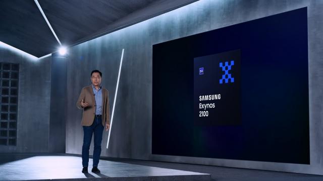 <b>Samsung anunţă procesorul Exynos 2100, care va sosi pe Galaxy S21, cu GPU cu 40% mai rapid, modem 5G integrat</b>Aşa cum ne aşteptam Samsung a anunţat astăzi, pe 12 ianuarie noul său procesor flagship, Exynos 2100. Este un CPU de 5 nm, care îşi ia revanşa faţă de Exynos 990 şi ar urma să fie un rival