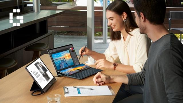 <b>CES 2021: Asus a prezentat ZenBook Duo 14 - un laptop cu două ecrane, compact și puternic pentru productivitate sporită</b>Mulți producători aduc în cadrul CES produse concept pe care e posibil să nu le vedem niciodată. Totuși, Asus a făcut senzație în ultimii ani cu notebook-urile sale dual-screen. Este și cazul lui ZenBook Duo care primește acum versiuni îmbunătățite și noi