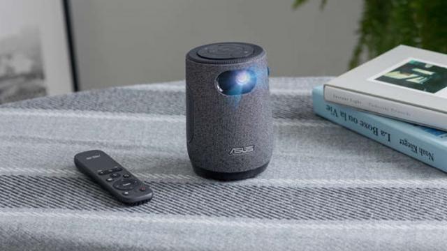 <b>CES 2021: ASUS prezintă ZenBeam Latte L1 - un videoproiector portabil de mărimea unei căni de cafea</b>Pe lângă multitudinea de laptop-uri prezentate de către ASUS în cadrul CES 2021 am avut și câteva produse mai compacte precum este cazul lui ZenBeam Latte. Nu este vorba despre