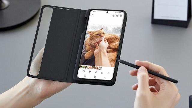 <b>Cât costă S Pen pentru Galaxy S21 Ultra 5G și husele speciale destinate accesoriului în România?</b>Pe lista de upgrade-uri aduse de către Samsung în acest an seriei de telefoane Galaxy S avem și suportul pentru S Pen asociat lui Galaxy S21 Ultra 5G, o mutare prin care terminalul primește 