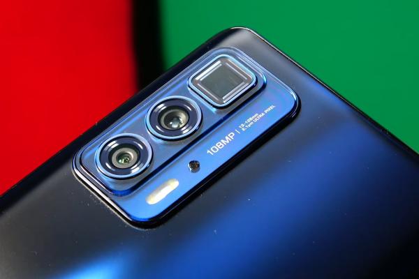Motorola Edge 20 Pro: Camera hibrid e între midrange-uri din 2021 şi telefoane flagship din 2020