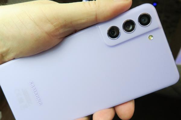 Samsung Galaxy S21 FE 5G: Design hibrid între Galaxy A şi Galaxy S, priză bună, construcţie de apreciat