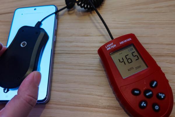 Luminozitate display Samsung Galaxy S21 FE și ecranul văzut la microscop