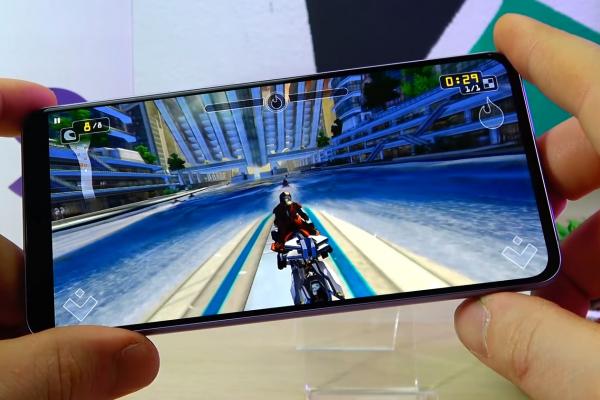 Samsung Galaxy S21 FE 5G: Benchmark-uri peste seria Galaxy S21
