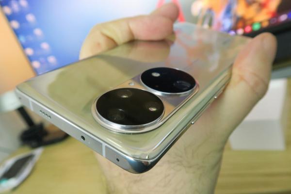 Huawei P50 Pro Unboxing: Flagship din 2021 adus în 2022 de senzor spectral, o cameră cu personalitate şi ecran True Chroma