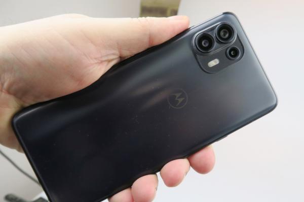 Motorola Edge 20 Lite: Hardware demn de un telefon clasic midrange