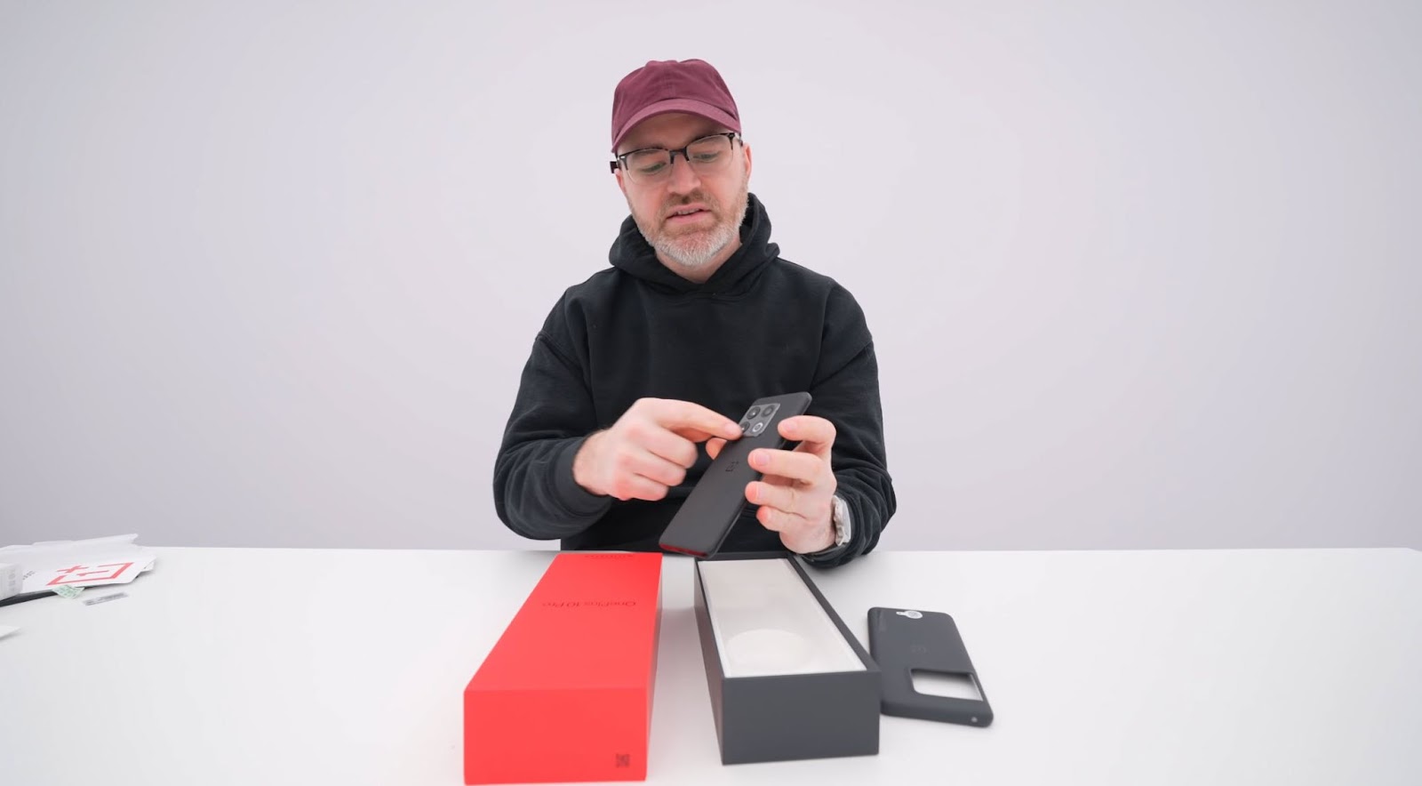 OnePlus 10 Pro primeşte un unboxing de la Unbox Therapy; Vedem ce e în cutie şi primele impresii (Video) thumbnail