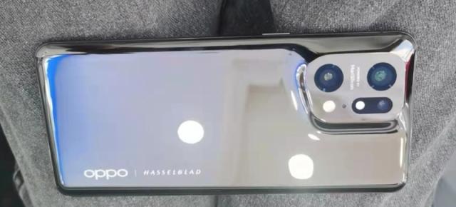 OPPO Find X5 Pro apare în noi fotografii reale, prezentând telefonul pe nuanțe de negru și albastru
