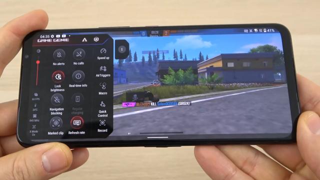 <b>ASUS ROG Phone 5s: OS, UI, aplicaţii centrate în jurul lui ROG UI, Console, Game Genie</b>ASUS ROG Phone 5s aduce acelaşi software ca şi ASUS ROG Phone 5 Pro, pe care l-am testat în vara lui 2021. Vine cu Android 11 cu ROG UI aplicat peste, dar la început la setup puteai opta pentru o interfaţă "curată", Zen UI. Telefonul vine cu Android