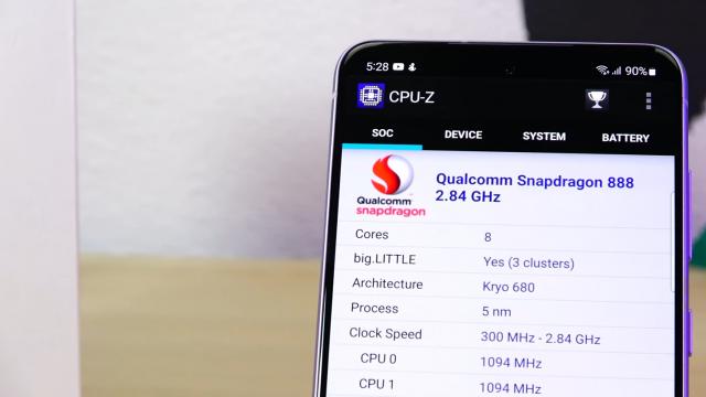 <b>Samsung Galaxy S21 FE 5G: Hardware de S21, cu Snapdragon 888 + camera lui S20 FE 5G</b>Samsung Galaxy S21 FE 5G merge pe aceeaşi linie cu Galaxy S20 FE şi anume se prezintă cu dotări de wannabe flagship. Asta înseamnă că poate suplini un flagship fără probleme, la capitole ca ecran, procesor, poate chiar şi baterie. E atractiv şi prin
