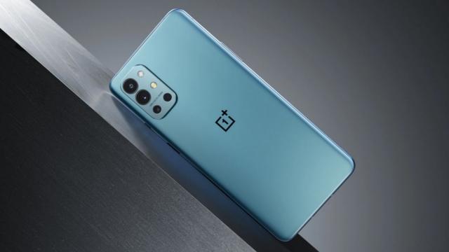 <b>OnePlus 10R ar avea procesor Dimensity 9000 și va debuta în al doilea trimestru din 2022</b>OnePlus a lansat deja flagship-ul său din 2022 în China, OnePlus 10 Pro, cel ce vine cu procesor Snapdragon 8 Gen 1. Aflăm astăzi totuși că producătorul pregătește și noi modele din seria R. Este vorba despre OnePlus 10R, terminal ce are o parte