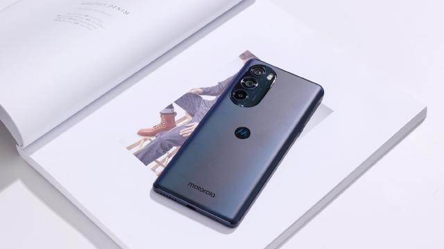 <b>Motorola Edge 30 Pro va avea scanner de amprente integrat în display și nu lateral ca pe fratele geamăn Edge X30 din China</b>Știm de o bună bucată de timp faptul că la nivel global smartphone-ul Moto Edge X30 va sosi sub un nume diferit și anume Edge 30 Pro. Acesta din urmă a bifat multe leak-uri, iar astăzi mai adăugăm unul pe listă. Așa cum spune și titlul