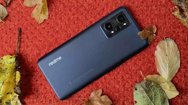 <b>realme V23 își face apariția în baza de date 3C; Smartphone-ul urmează să debuteze curând</b>Săptămâna trecută își făcea apariția în baza de date TENAA un telefon misterios realme. Erau speculații cum că ar fi vorba despre realme V25. Cu toate acestea, pare a fi de fapt realme V23, iar smartphone-ul și-a făcut azi apariția și în baza de date 3C