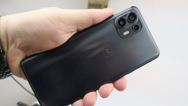<b>Motorola Edge 20 Lite: Hardware demn de un telefon clasic midrange</b>Motorola Edge 20 Lite este un telefon midrange tipic, poate chiar mid-midrange sau low midrange dacă îl mai lăsăm câteva luni. Vine cu un ecran OLED de 6.7 inch, cu rezoluţie FHD+, doar că spre deosebire de panourile de pe Motorola Edge 20 şi Edge 20 Pro