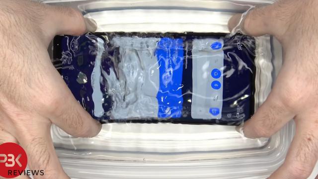 <b>realme 9i este scufundat în apă, zgâriat și supus la un test de îndoire; Reușește smartphone-ul să reziste?</b>Majoritatea testelor de rezistență pe care le vedem pe YouTube sunt realizate de către JerryRigEverything. Cu toate acestea, nu vedem prea des în clipurile sale smartphone-uri midrange. Iată că mai există însă și alți Youtuberi care realizează astfel