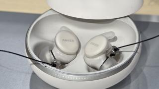 Soundcore Sleep Earbuds 4 Pro pune un mini sleep tracker direct în ureche și ecran pe cutie