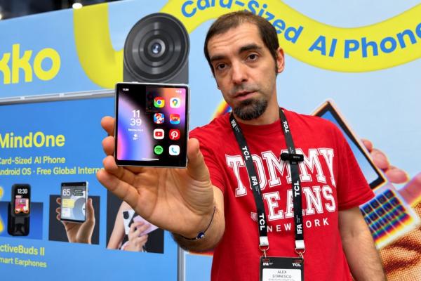 Telefon cât un card, cameră rotativă și tastatură QWERTY: iKKO MindOne Pro chiar încearcă ceva diferit