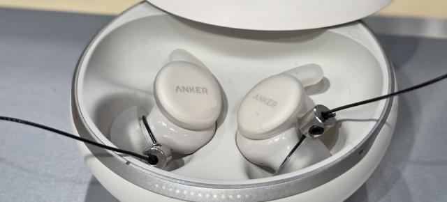 Soundcore Sleep Earbuds 4 Pro pune un mini sleep tracker direct în ureche și ecran pe cutie