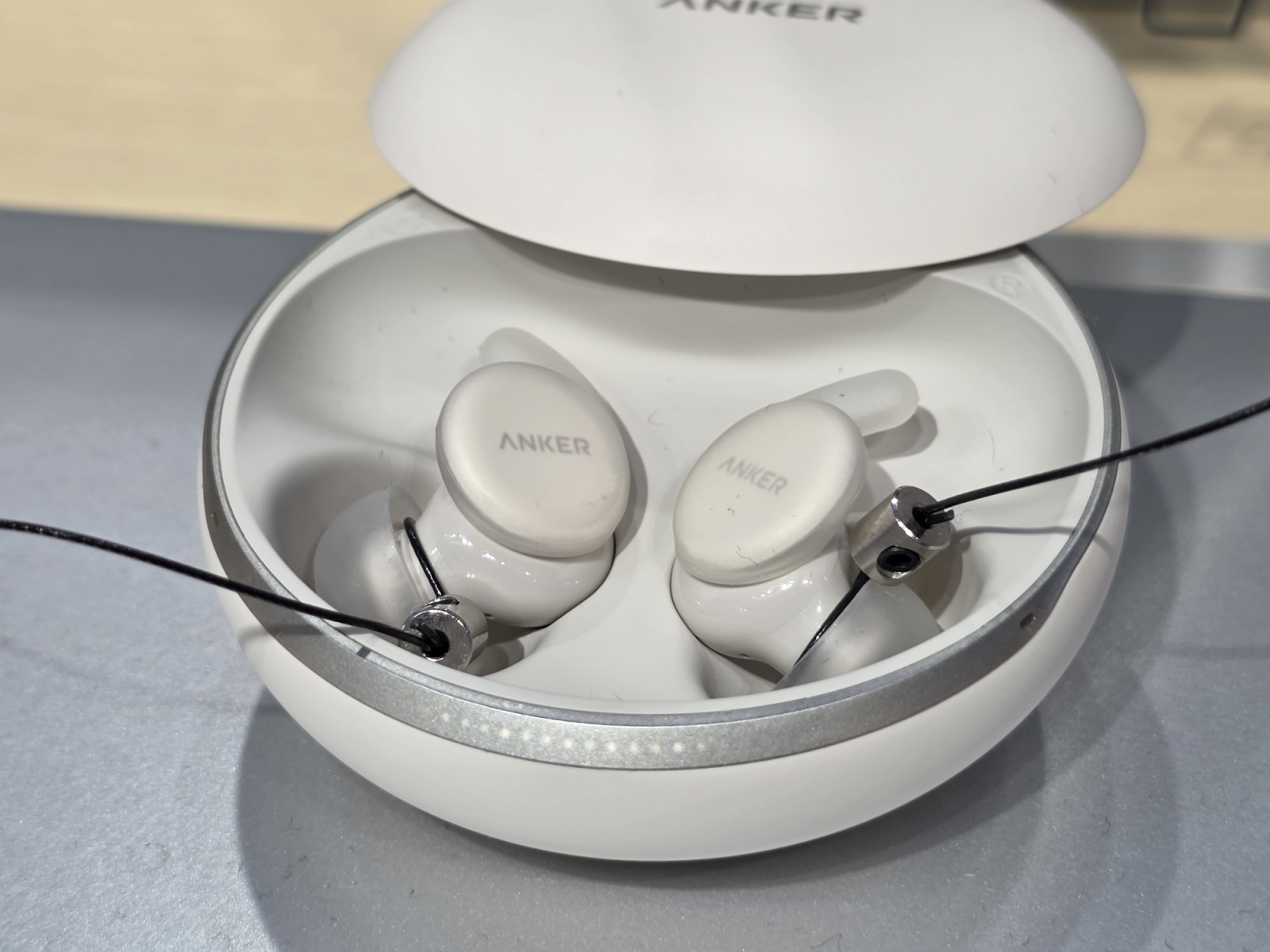 Soundcore Sleep Earbuds 4 Pro pune un mini sleep tracker direct în ureche și ecran pe cutie