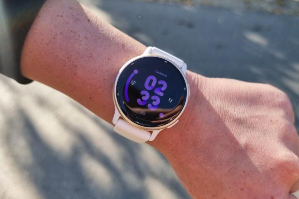 Prezentare Garmin Vivoactive 5: Smartwatch mai accesibil, ușor, cu design unisex, ecran AMOLED, autonomie generoasă