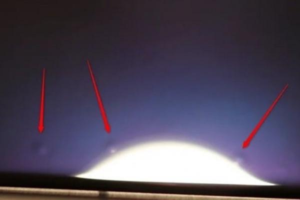 Pixel 8 Pro are varicelă! Mici brobonițe/denivelări apar sub ecran, dar Google spune că nu e motiv de îngrijorare