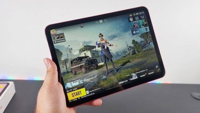 <b>Apple iPad 10 (2022) - Benchmark-uri superioare, tabletă excelentă pentru gaming</b>În teorie Apple iPad 10 (2022) a fost lansat ca soluție de buget pentru educație, copii, elevi și studenți. Alte companii ne-au obișnuit ca soluțiile „pentru școală” să nu fie tocmai bine dotate pentru jocuri, dar acest iPad denotă contrariul. Avem