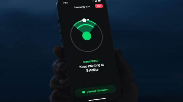 <b>Apple le oferă posesorilor de iPhone 14 o surpriză: an extra de gratuitate la serviciul SOS-satelit</b>Apple promitea doi ani de abonament la serviciul Emergency SOS prin satelit atunci când a anunţat seria iPhone 14 în septembrie 2022, iar acum extinde oferta. Compania a decis să ofere încă un an de gratuitate pentru acest serviciu

