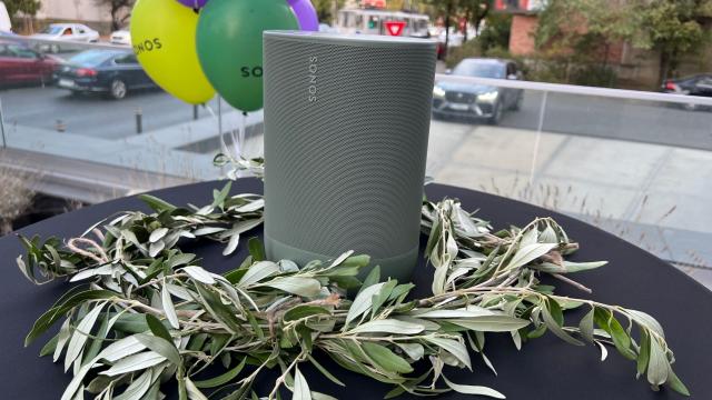 <b>Sonos ne pregătește primele căști din portofoliu? Oferă un teaser pentru un "produs major în 2024"</b>Sonos, unul dintre cei mai apreciaţi producători de soundbar-uri şi boxe de pe piaţă se pregăteşte să intre într-un segment complet nou în 2024, se pare. Informaţia vine de la CEO-ul Patrick Spence şi avem teorii cu privire la acest produs