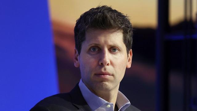 <b>Șeful OpenAI, Sam Altman, a fost înlăturat de către consiliul companiei; Ce a dus la demiterea omului care reprezintă ChatGPT?</b>O veste destul de surprinzătoare și chiar șocantă pentru industria AI sosește astăzi. Se pare că Consiliul de administrație al OpenAI Inc. a luat decizia de a-l demite din funcția de Director General pe Sam Altman, omul care reprezintă practic ChatGPT