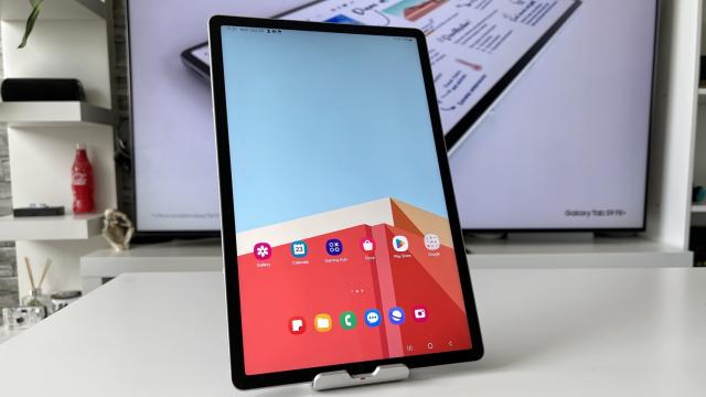 <b>Samsung Galaxy Tab S9 FE+ 5G: Benchmark-uri pe linia de plutire, tipice midrange</b>Samsung Galaxy Tab S9 FE+ 5G are un procesor de care sigur aţi auzit, atunci când vă gândeaţi ce telefon midrange să cumpăraţi anul ăsta. E vorba despre Exynos 1380, care apare pe Samsung Galaxy A54 sau M54. E un CPU octa core de 5 nanometri