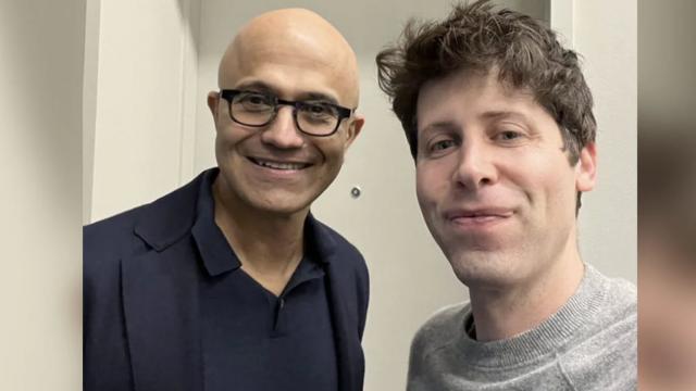 <b>Microsoft îl angajează pe Sam Altman, "tăticul" ChatGPT concediat din postura de CEO OpenAI</b>Săptămâna trecută a adus un şoc pe piaţa AI, atunci când CEO-ul OpenAI, compania care a creat ChatGPT a fost înlăturat de la şefia companiei. E vorba despre Sam Altman aici, un reper şi pionier în AI, iar în spatele său s-au aliniat