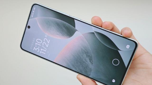 <b>Redmi K70E se afișează în fotografii hands-on, având muchii înguste ale ecranului; Aflăm și specificațiile</b>La scurt timp de la aflarea veștii că seria de telefoane redmi K70 va fi prezentată oficial pe data de 29 noiembrie în China iată că apar și alte leak-uri. În cazul de față avem o serie de fotografii hands-on cu Redmi K70e, dezvăluite de către