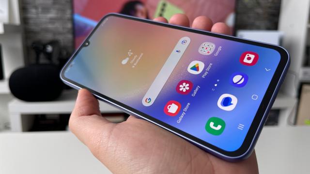 <b>Samsung Galaxy A34 face trecerea la Android 14 și One UI 6.0; Update-ul se distribuie în Europa</b>Samsung vine cu darurile de Crăciun mai devreme și vorbim desigur despre actualizările la Android 14 care au început să sosească, atât pentru flagship-uri, cât și pentru modele de buget precum este cazul lui Samsung Galaxy A34