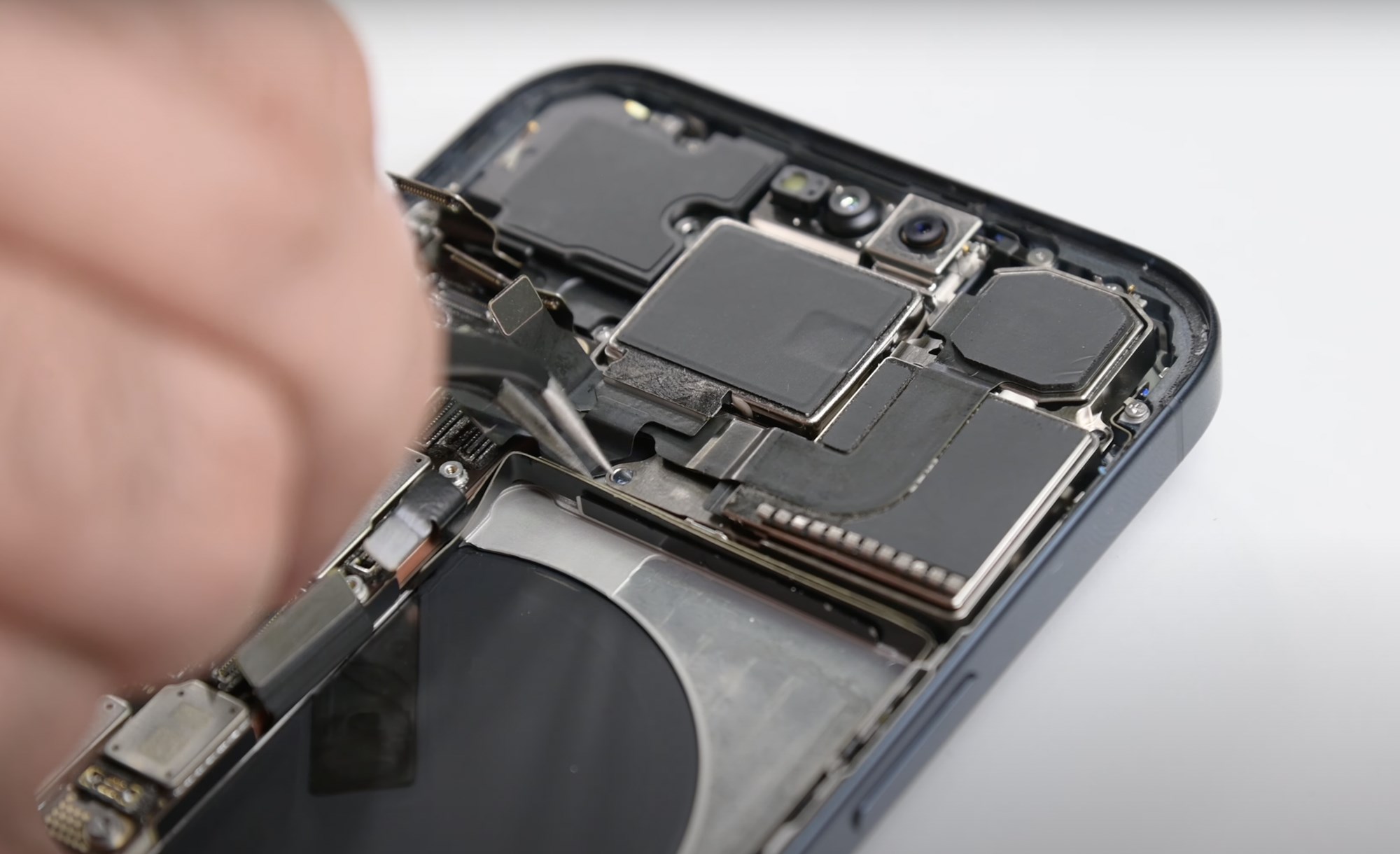 Apple is preparing a graphene cooling system on the iPhone 16 Pro and iPhone 16 Pro Max