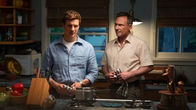 <b>Noul serial Dexter primeşte un trailer proaspăt; Dexter: Original Sin se vede pe SkyShowtime</b>Unul dintre cele mai aşteptate seriale ale anului este Dexter: Original Sin, care ni-l aduce din nou în prim plan pe criminalul în serie care îşi urmează celebrul său cod. Serialul va fi disponibil în exclusivitate pe platforma SkyShowtime şi avem 