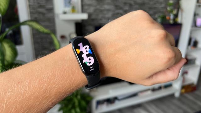 <b>Xiaomi Smart Band 9 Review şi Giveaway: brăţara de fitness elegantă, accesorizată, cu extra precizie</b>După atâtea ceasuri testate în ultima vreme, am zis să trec la ceva mai light şi anume o brăţară de fitness. Xiaomi continuă să blureze graniţa dintre ceas şi brăţara totuşi, mai ales de când oferă curele metalice pentru al său Smart Band 9