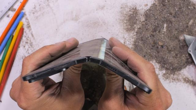 <b>Google Pixel 9 Pro Fold se rupe în două la testul lui JerryRigEverything, dar... e uşor de reparat (Video)</b>Chiar dacă Google Pixel 9 Pro Fold nu a ajuns oficial în România, am avut ocazia să punem mâna pe el la IFA 2024. Şi sunt convins că va ajunge şi la noi cândva. Între timp aflăm cât de uşor e de îndoit, zgâriat şi de... reparat

