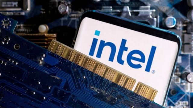 <b>Fabricile Intel din Europa amânate; SUA continuă să susțină producția de cipuri oferind subvenții masive</b>Intel, gigantul american în materie de semiconductori, a decis să-și pună pe pauză planurile ce implică două noi fabrici în Magdeburg, Germania, și Wrocław, Polonia. Această decizie vine ca urmare a dificultăților financiare pe care compania le întâmpină